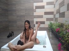 chupando y follando duro en posición de amazona con el en el jacuzzi