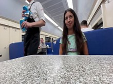 Recogida pública en el tren: esposa engaña a su marido con un extraño y se la follan en el compartimento de al lado