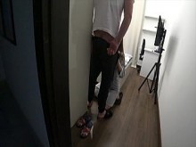 Infiel. Esposa se folla a su mejor amiga mientras su marido está en la cocina. Real