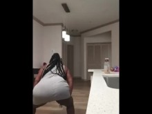 Su esposa en la cocina haciendo twerking