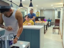 El mejor amigo de mi esposo Rioc nos visita y me folla a escondidas en la cocina