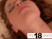 MY18TEENS - Adolescente metiéndose los dedos en el coño mojado y primer plano del orgasmo