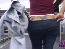Flasher público morena súper nerviosa