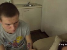 Cornudo vendió a su novia por dinero a un amigo y mira cómo se la follan por el culo
