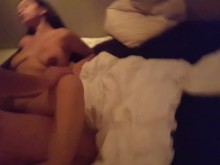Hotwife adolescente ama montar una polla desconocida frente a su marido