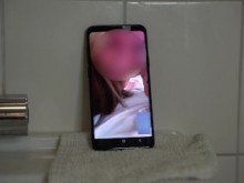 Mi matón vino a follar a mi esposa mientras yo lo veo desde el baño en mi teléfono.