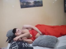 La esposa de mi prima me busca de madrugada para que me la folle debajo de las sabanas