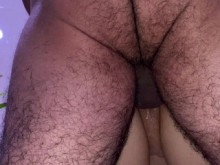 Parte 1 Primero orino en el coño y luego le follé el culo. Ella comenzó a orinar mientras anal. Real amateur hecho en casa.