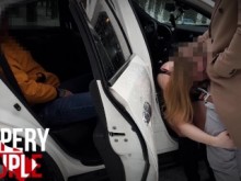 Cornudo mira cómo le follan la boca a su novia y se traga todo su semen