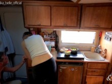 Camper Kitchen se besa y se mete los dedos - hermanastra sensual y provocativa