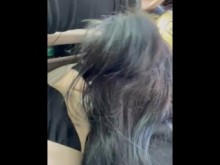 Jugando mientras su marido mira el teléfono