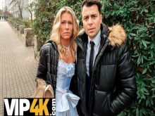 DEUDA4k. Bonita rubia disfruta del sexo con un usurero delante de su novio