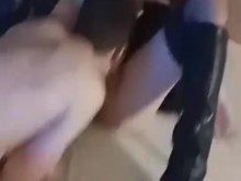 Marido en medias filma mientras extraños usan los agujeros de su esposa puta
