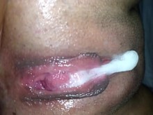 creampie y chorro de mi coño abriendo el agujero de mi coño para mostrar todo el semen que recibí del amigo de mi novio cornudo
