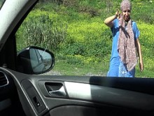 Turista pervertido recoge a una traviesa prostituta callejera musulmana en Turquía