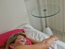 Chico cachondo visita a la mujer de un amigo después de salir de casa y le hace un vídeo POV