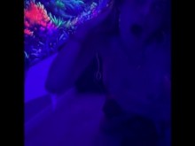 La nueva vecina de la BBC, que conoce muy bien a mi marido, pasa a pasar el rato con nosotros. El marido nos filma