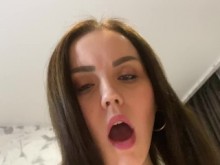 ¡El marido es un CUCK! ¡La joven esposa hace trampa y no puede contener sus gemidos!