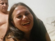 Marido humillado y cornudo mira a su esposa follada analmente