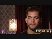 Jóvenes swingers hablando de problemas