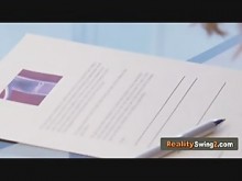 Nuevos swingers cumplen el contrato mientras se embarcan en una aventura sexual