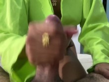 masturbándose a su marido después del trabajo