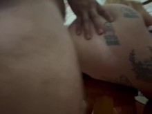 "¡Dos putas casadas! Amigos tienen sexo con un extraño en un lugar público, se lo meten en la boca