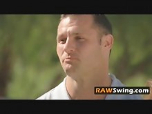 Jóvenes swingers relajándose en casa