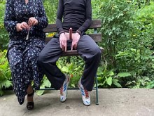 Madrastra MILF ordeñó a su hijastro al aire libre con condón