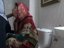 La abuela kurda chupa y permite que un inmigrante africano se corra en su boca madura.