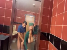 Hailey Rose recibe creampie en el baño público de Whole Foods