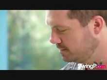 Los jóvenes swingers saben divertirse
