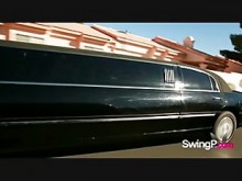 Pareja de novatos firma contrato y se lo monta en la mansión de swingers