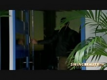Swingers llegan a la mansión dispuestos a empezar la fiesta