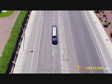 Los swingers tienen sentimientos encontrados al llegar a la mansión de los swingers