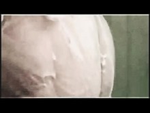 Casada brasileña es filmada dándose un sensual baño