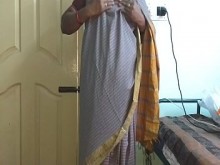 desi indio tamil telugu kannada malayalam hindi esposa infiel cachonda vanitha vistiendo sari de color gris mostrando grandes tetas y coño afeitado presionar tetas duras presionar pellizco frotar coño masturbación