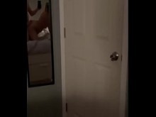 La esposa invita a un amigo