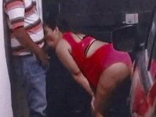 Repartidor grabado con cámara oculta Mi marido cornudo me graba haciéndole una mamada al afortunado desconocido, le chupo la polla al repartidor en mi garaje soy una Hotwife amateur muy puta y complaciente