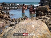 Recibí esta instantánea por mensaje privado de un seguidor mío que me vio en la playa haciendo topless con mi amiga sexy.