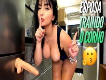 Esposa Infiel Mostrándole al CORNUDO lo Caliente que será para el Macho Masturbándose calentándose con CONSOLADOR - Casado haciendo nada bueno en la COCINA - ENGAÑO CALIENTE Esposa y Cornudo
