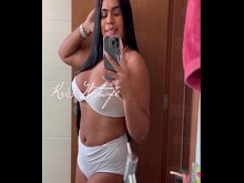 Kriss Hotwife - en el espejo del baño
