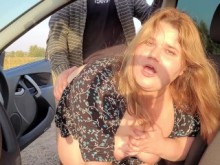 Un guardia fronterizo se folló a la puta BBW de su esposa delante de su marido cornudo y se corrió en sus grandes tetas