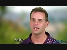 Swingers cachondos cuidándose unos a otros