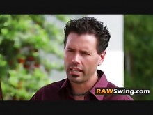 Swingers calientes se ponen juguetones en la alfombra