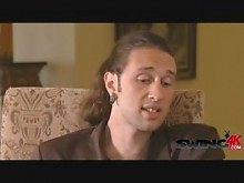 Jóvenes swingers salen al aire libre y en público