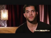 Los swingers emocionados parecen no poder esperar para conocer y saludar a otras parejas.