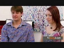 Marido está preocupado por compartir a su esposa en la fiesta de swingers