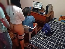 esposa cornuda habla con su amiga mientras me la follo por detrás: mi esposa se arregla el cabello mientras yo me aprovecho de su rica amiga, le meto mi gran verga y me la follo bien fuerte sin hacer ruido