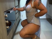 CHOCOLATE JULIANA COXTA SENTADA EN UNA PIROCA EN EL SUELO POV DISFRUTANDO VLOG HOTWIFE GOLPIANDO PASTEL DE CHOCOLATE
